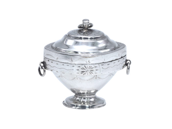 Zilveren loddereindoosje in de vorm van een kastanjevaas uit 1824