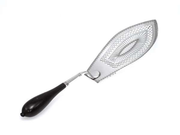 Zilveren visdienschep met ebbenhouten steel uit 1815