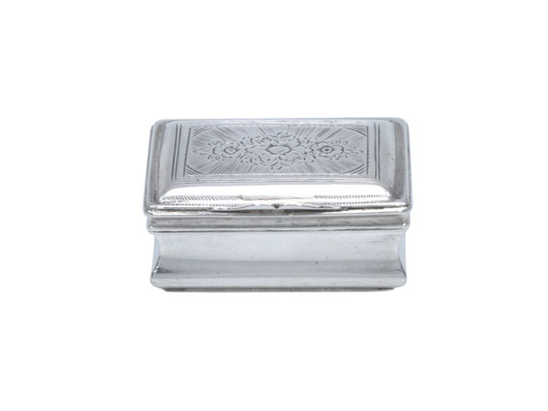 Zilveren snuifdoosje met gravering en lepeltje 1767-1807