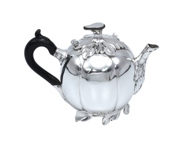 Zilveren theepot uit 1760 (Den Haag)