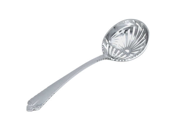 Zilveren natfruit/strooilepel met gehamerde steel 1931