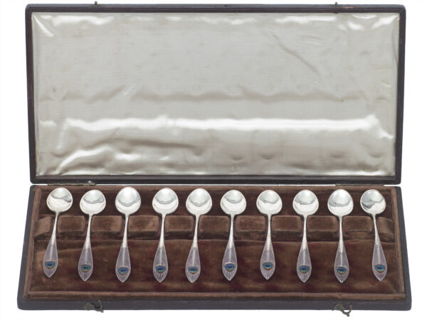 10 zilveren mokkalepels met gekleurd emaille ca. 1900