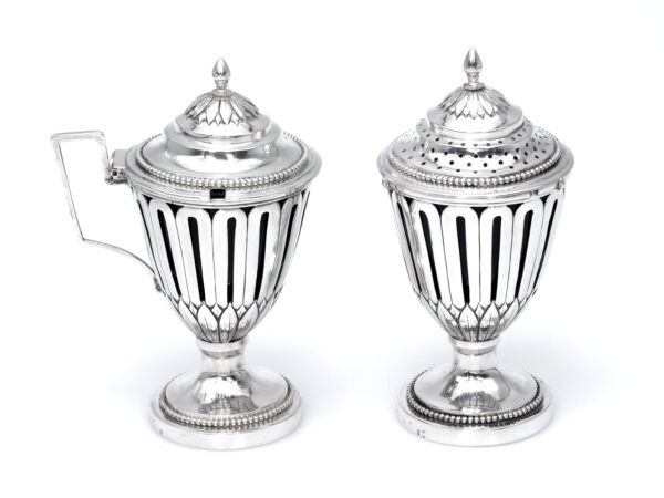 Zilveren mosterdpot en strooibus uit 1806 (Bergen op Zoom)