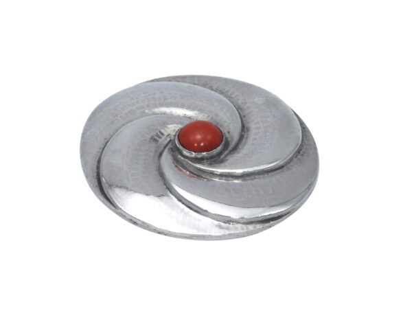 Zilveren broche met bloedkoraal 1925-1943