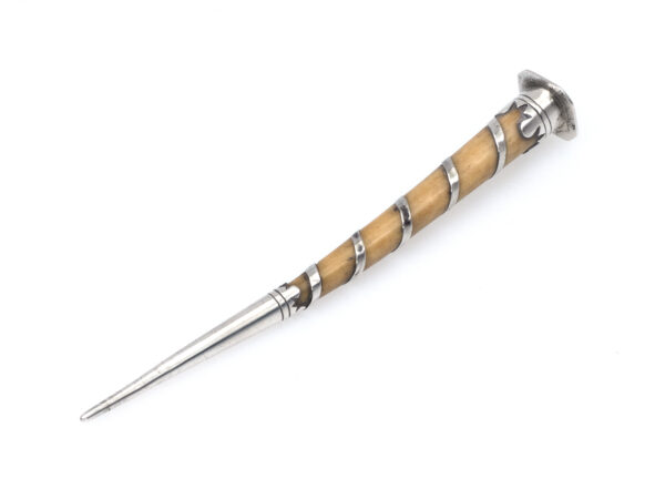 Pijpenwroeter van been en zilver 1e kwart 19e eeuw