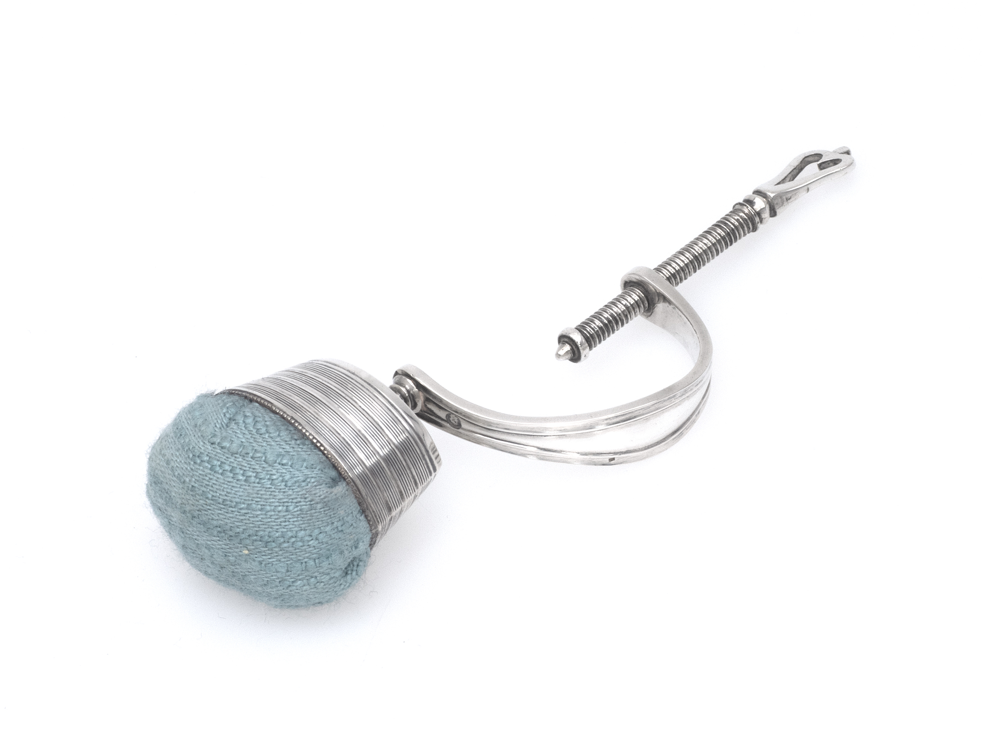 Zilveren speldenkussen met klemschroef uit 1828